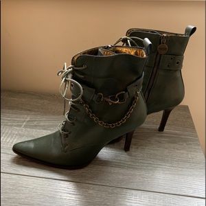 Sexy booties with chain detail